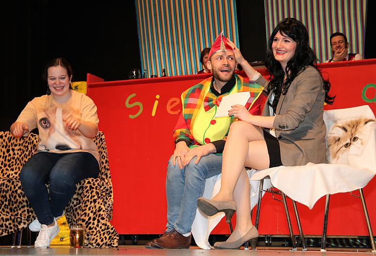 Diesem süßen vernachlässigten Narr (Kevin Wagner) auf zwei Pfoten vermitteln Lena Römmert (rechts) und ihre Kollegin Victoria Knaup (links) beim Alitzheimer Fasching ein neues Zuhause. Diesem süßen vernachlässigten Narr (Kevin Wagner) auf zwei Pfoten vermitteln Lena Römmert (rechts) und ihre Kollegin Victoria Knaup (links) beim Alitzheimer Fasching ein neues Zuhause.