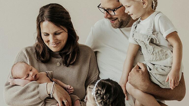Babyfreuden so wie hier bei Christian und Lisa Voigt mit ihrem Neuankömmling Oskar sind etwas Schönes. Wir listen an dieser Stelle 13 neue Erdenbürger der vergangenen Wochen aus dem Landkreis Rhön-Grabfeld auf. Babyfreuden so wie hier bei Christian und Lisa Voigt mit ihrem Neuankömmling Oskar sind etwas Schönes. Wir listen an dieser Stelle 13 neue Erdenbürger der vergangenen Wochen aus dem Landkreis Rhön-Grabfeld auf.