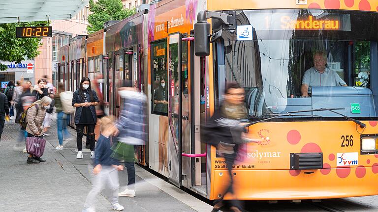 Eine Straßenbahn hält an der Haltstelle Juliuspromenade in Würzburg. In einem gemeinsamen Antrag fordern die SPD- und CSU-Stadtratsfraktion nun eine kostenfreie City-Zone. Eine Straßenbahn hält an der Haltstelle Juliuspromenade in Würzburg. In einem gemeinsamen Antrag fordern die SPD- und CSU-Stadtratsfraktion nun eine kostenfreie City-Zone.