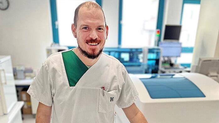 Der neue Laborleiter des Helios St. Elisabeth-Krankenhauses Bad Kissingen, Christoph Manger, erläutert, wie sich die Bedeutung und Funktion des Labors im Helios St. Elisabeth-Krankenhaus Bad Kissingen im Laufe der Pandemie gewandelt hat.       -  Der neue Laborleiter des Helios St. Elisabeth-Krankenhauses Bad Kissingen, Christoph Manger, erläutert, wie sich die Bedeutung und Funktion des Labors im Helios St. Elisabeth-Krankenhaus Bad Kissingen im Laufe der Pandemie gewandelt hat.
