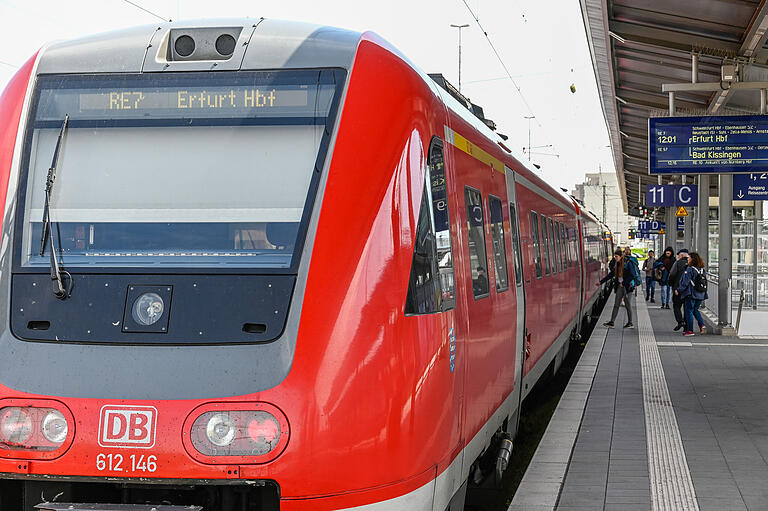 Eine Regionalbahn nach Erfurt steht am Hauptbahnhof Würzburg. Eine Regionalbahn nach Erfurt steht am Hauptbahnhof Würzburg.