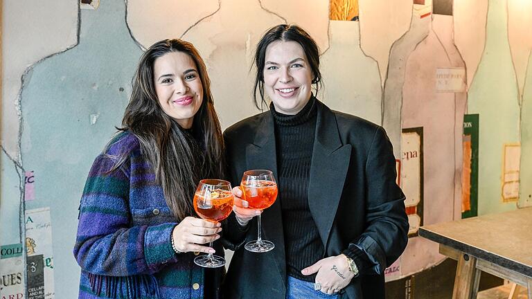 Mona Wisniewski und Tamara Mennig (von links) sind die Geschäftsführerinnen der neuen '970 Bar' in der Sanderstraße in Würzburg Mona Wisniewski und Tamara Mennig (von links) sind die Geschäftsführerinnen der neuen '970 Bar' in der Sanderstraße in Würzburg