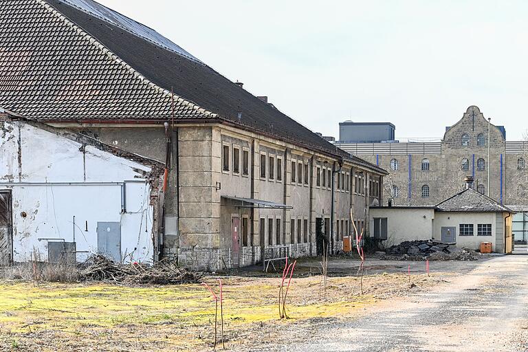 An der Nordseite der Frankenhalle wird es 35 Pkw-Stellplätze geben. An der Nordseite der Frankenhalle wird es 35 Pkw-Stellplätze geben.