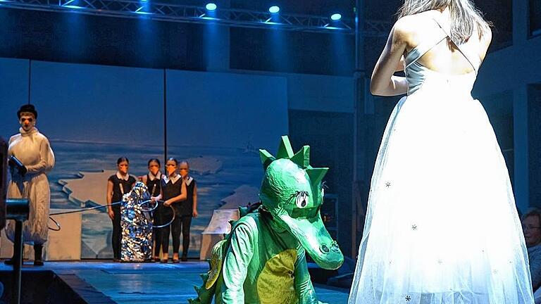 Störfeuer: Der kleine Drache Tabaluga (Elisabeth Kritzer) liebt Lilli (Jasmin Dankert, rechts). Der böse Arktos (Carl Werner, im Hintergrund) will die Verbindung verhindern Störfeuer: Der kleine Drache Tabaluga (Elisabeth Kritzer) liebt Lilli (Jasmin Dankert, rechts). Der böse Arktos (Carl Werner, im Hintergrund) will die Verbindung verhindern