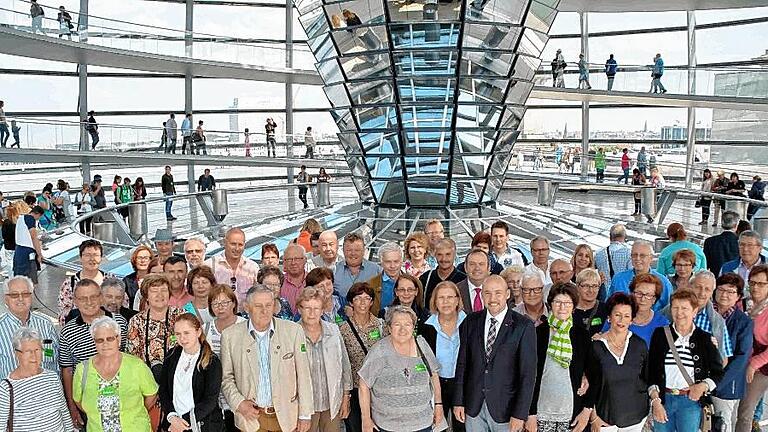 Besuch in der Hauptstadt - (ch) Auf Einladung des CSU-Bundestagsabgeordneten Alexander Hoffmann reiste eine Besuchergruppe aus dem Bundeswahlkreis für vier Tage nach Berlin – mit einem Zwischenstopp in Leipzig und auf der Rückfahrt im Spreewald. Das Programm mit Stationen wie Bundestag, Stadtrundfahrt, Schifffahrt auf der Spree sowie Gedenkstätte „Berliner Mauer“ in der Bernauer Straße und Dokumentationszentrum „Topografie des Terrors“ über die NS-Zeit hatte das Wahlkreisbüro ausgearbeitet.Platzreservierungen für die nächste Fahrt sind unter E-Mail: buero@alex-hoffmann.org oder (0 93 91) 91 76 09 möglich. Besuch in der Hauptstadt - (ch) Auf Einladung des CSU-Bundestagsabgeordneten Alexander Hoffmann reiste eine Besuchergruppe aus dem Bundeswahlkreis für vier Tage nach Berlin – mit einem Zwischenstopp in Leipzig und auf der Rückfahrt im Spreewald. Das Programm mit Stationen wie Bundestag, Stadtrundfahrt, Schifffahrt auf der Spree sowie Gedenkstätte „Berliner Mauer“ in der Bernauer Straße und Dokumentationszentrum „Topografie des Terrors“ über die NS-Zeit hatte das Wahlkreisbüro ausgearbeitet.Platzreservierungen für die nächste Fahrt sind unter E-Mail: buero@alex-hoffmann.org oder (0 93 91) 91 76 09 möglich.