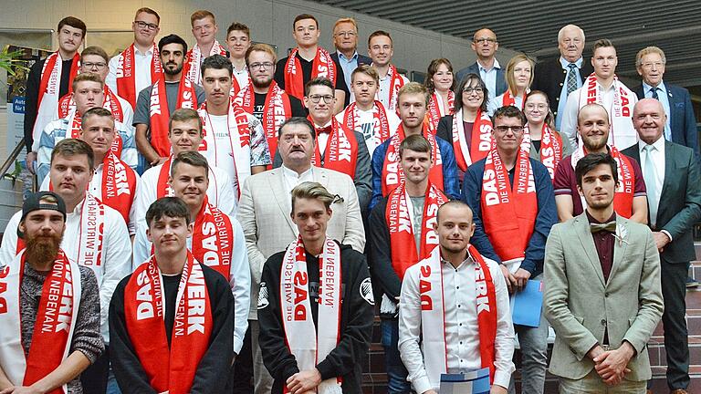 Ausgezeichnet mit dem Gesellenbrief und dem Schal der Handwerkerschaft gab es das traditionelle Gruppenbild mit Festredner Landrat Thomas Habermann, Kreishandwerksmeister Bruno Werner und Innungsobermeistern.