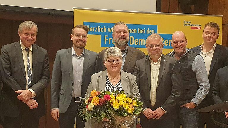 Nach 16 Jahren ehrenamtlicher Arbeit im Bezirksverband in Heilbronn -Franken der Freien Demokraten würdigten die angereisten Abgeordneten die ausgeschiedene FDP-Bezirksvorsitzende Ute Oettinger-Griese aus Kupferzell (Mitte) mit ihrer persönlichen Anwesenheit am Bezirksparteitag in Heilbronn-Böckingen ihren Respekt für ihre persönlich erbrachte Leistung. Nach 16 Jahren ehrenamtlicher Arbeit im Bezirksverband in Heilbronn -Franken der Freien Demokraten würdigten die angereisten Abgeordneten die ausgeschiedene FDP-Bezirksvorsitzende Ute Oettinger-Griese aus Kupferzell (Mitte) mit ihrer persönlichen Anwesenheit am Bezirksparteitag in Heilbronn-Böckingen ihren Respekt für ihre persönlich erbrachte Leistung.