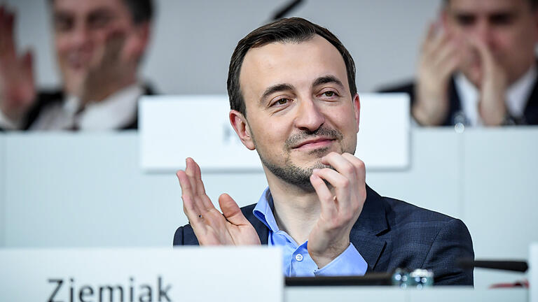 Gerade noch JU-Vorsitzender, jetzt Generalsekretär: Paul Ziemiak Gerade noch JU-Vorsitzender, jetzt Generalsekretär: Paul Ziemiak