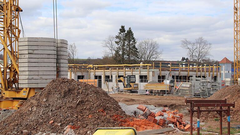 Der Bau der neuen Atemschutzstrecke zusammen mit dem neuen Sälzer Feuerwehrhaus ist eine der größten Investitionen des Landkreises, die für dieses Jahr im Haushalt stehen. Der Bau der neuen Atemschutzstrecke zusammen mit dem neuen Sälzer Feuerwehrhaus ist eine der größten Investitionen des Landkreises, die für dieses Jahr im Haushalt stehen.