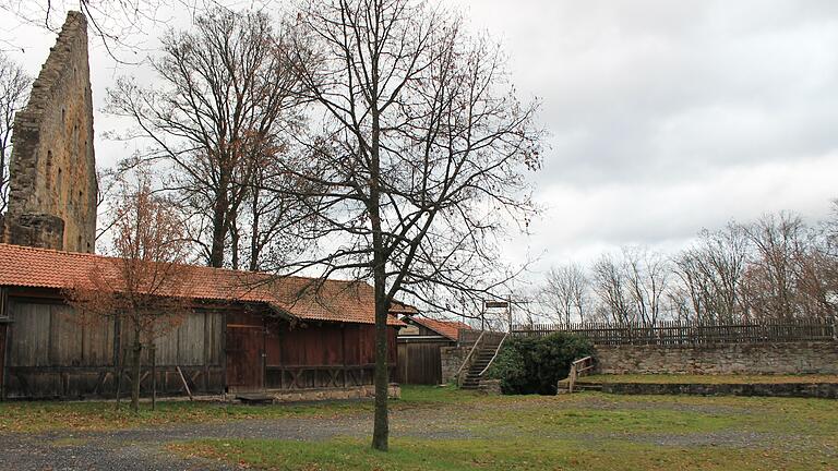 Die Lichtenburg ist als Ort fürs Heiraten beliebt. Neben dem inneren Burghof, dem Turm und dem Fürstenzimmer soll nun auch der äußere Burghof (im Bild) mit dem „Eisenacher Platz“ und dem Tanzsaal für standesamtliche Trauungen genutzt werden können. So können auch größere Hochzeitsgesellschaften unterkommen. Die Lichtenburg ist als Ort fürs Heiraten beliebt. Neben dem inneren Burghof, dem Turm und dem Fürstenzimmer soll nun auch der äußere Burghof (im Bild) mit dem „Eisenacher Platz“ und dem Tanzsaal für standesamtliche Trauungen genutzt werden können. So können auch größere Hochzeitsgesellschaften unterkommen.