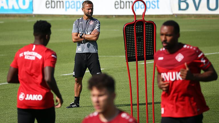 Kickers-Trainer Michael Schiele verfolgt aufmerksam das Geschehen beim Trainingsauftakt. Kickers-Trainer Michael Schiele verfolgt aufmerksam das Geschehen beim Trainingsauftakt.