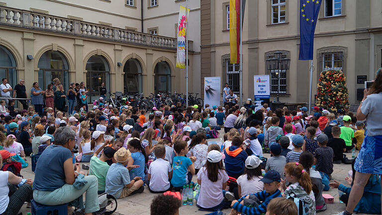 Zahlreiche Grundschülerinnen und Grundschüler feierten bei der Abschlussveranstaltung 'Würzburg schreibt ein Buch'. Zahlreiche Grundschülerinnen und Grundschüler feierten bei der Abschlussveranstaltung 'Würzburg schreibt ein Buch'.