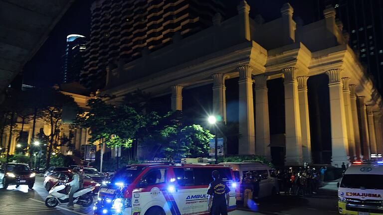 Tote in Luxushotel in Bangkok       -  Vor dem Luxushotel waren viele Einsatzwagen zu sehen.