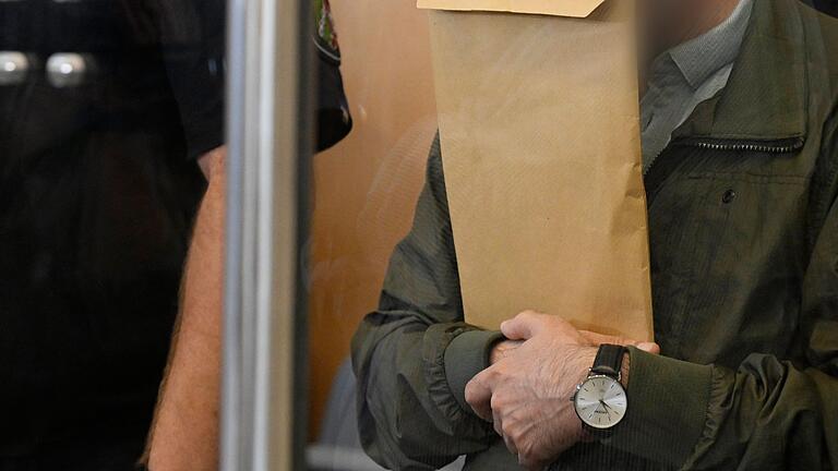 Beginn Staatsschutzverfahren in Düsseldorf - Sie sollen Juden und gemäßigte Moslems im Visier gehabt und verschiedene Anschläge diskutiert haben. Sieben mutmaßliche Terroristen des Islamischen Staats stehen in Düsseldorf vor Gericht. Beginn Staatsschutzverfahren in Düsseldorf - Sie sollen Juden und gemäßigte Moslems im Visier gehabt und verschiedene Anschläge diskutiert haben. Sieben mutmaßliche Terroristen des Islamischen Staats stehen in Düsseldorf vor Gericht.