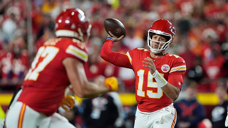 Fränkische Expertise zum Superbowl - Die perfekte Verbindung auf dem Feld: Chiefs-Quarterback Patrick Mahomes (15) und sein Tight End Travis Kelce. Fränkische Expertise zum Superbowl - Die perfekte Verbindung auf dem Feld: Chiefs-Quarterback Patrick Mahomes (15) und sein Tight End Travis Kelce.
