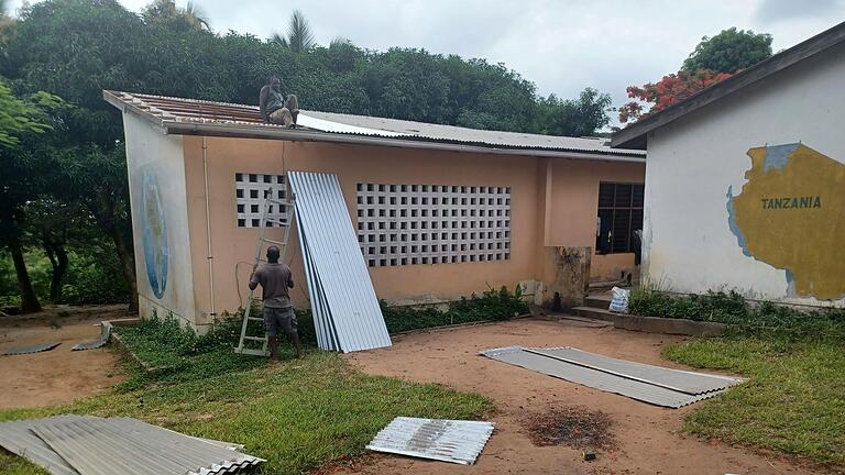 In Kiparang’anda muss das Dach des Klassenzimmers erneuert werden. - In Kiparang’anda muss das Dach des Klassenzimmers erneuert werden. In Kiparang’anda muss das Dach des Klassenzimmers erneuert werden. - In Kiparang’anda muss das Dach des Klassenzimmers erneuert werden.