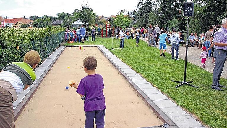 Paradies zum Spielen: Nicht einfach Spielplatz, nein Spielgarten, heißt der Mehrgenerationenspielplatz in Kleinlangheim. Der wurde pünktlich zum Beginn der Ferien seiner Bestimmung übergeben und die Bürger – vom Kleinstkind bis zum Senior – nutzten gleich das Angebot. Paradies zum Spielen: Nicht einfach Spielplatz, nein Spielgarten, heißt der Mehrgenerationenspielplatz in Kleinlangheim. Der wurde pünktlich zum Beginn der Ferien seiner Bestimmung übergeben und die Bürger – vom Kleinstkind bis zum Senior – nutzten gleich das Angebot.