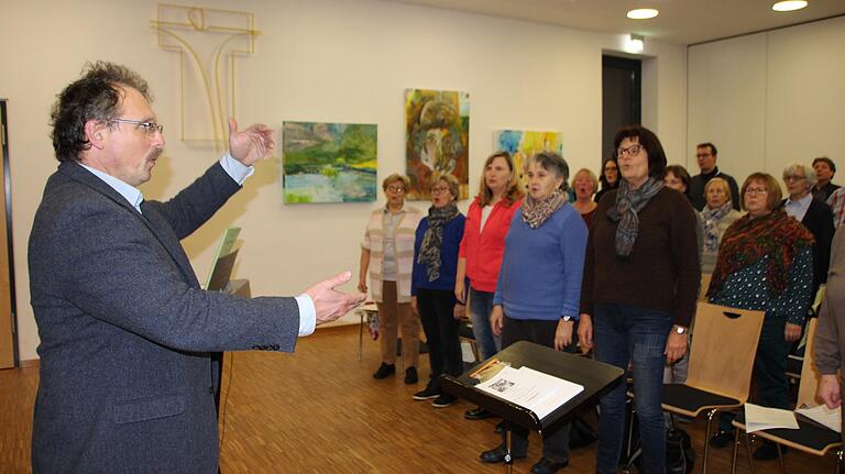 Viel Zeit wendet Karl-Heinz Sauer schon vor Weihnachten für die Chorproben auf. Hier studiert er mit dem Projektchor St. Franziskus am Steigerwald die Missa pastoralis in D von Jan Lohelius Oehlschlägel ein.