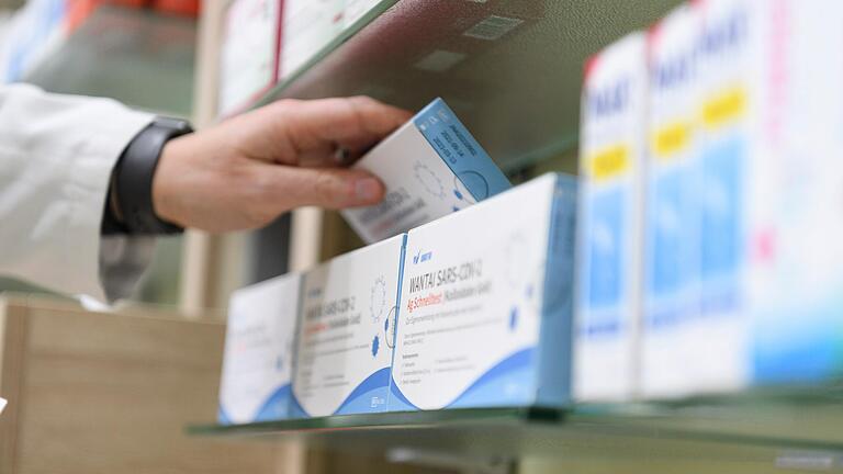 Der Ansturm auf die Selbsttests sorgt in Würzburg für leere Regale. Auch in Apotheken werden die Tests langsam knapp. Der Ansturm auf die Selbsttests sorgt in Würzburg für leere Regale. Auch in Apotheken werden die Tests langsam knapp.