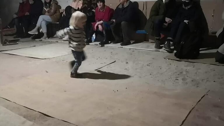 Tobias Weihmanns zweijährige Tochter macht im Luftschutzkeller das beste aus der Situation und bringt mit einem Tänzchen viele Geflüchtete zum Lächeln. Tobias Weihmanns zweijährige Tochter macht im Luftschutzkeller das beste aus der Situation und bringt mit einem Tänzchen viele Geflüchtete zum Lächeln.