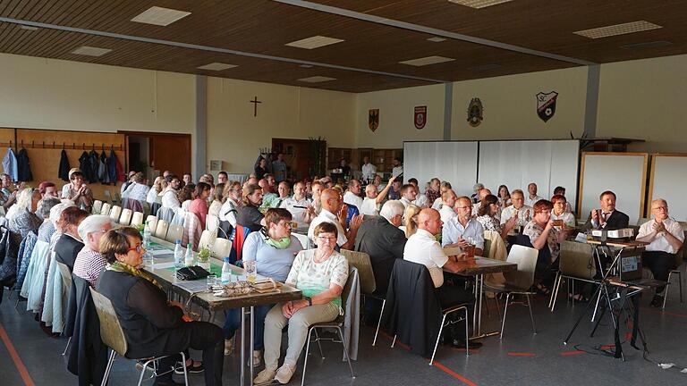 Nahezu voll besetzt war die Halle im Haus des Gastes in Oberbach anlässlich des Kommersabends des Rhönklub Zweigverein Oberbach. Foto: Marion Eckert       -  Nahezu voll besetzt war die Halle im Haus des Gastes in Oberbach anlässlich des Kommersabends des Rhönklub Zweigverein Oberbach. Foto: Marion Eckert