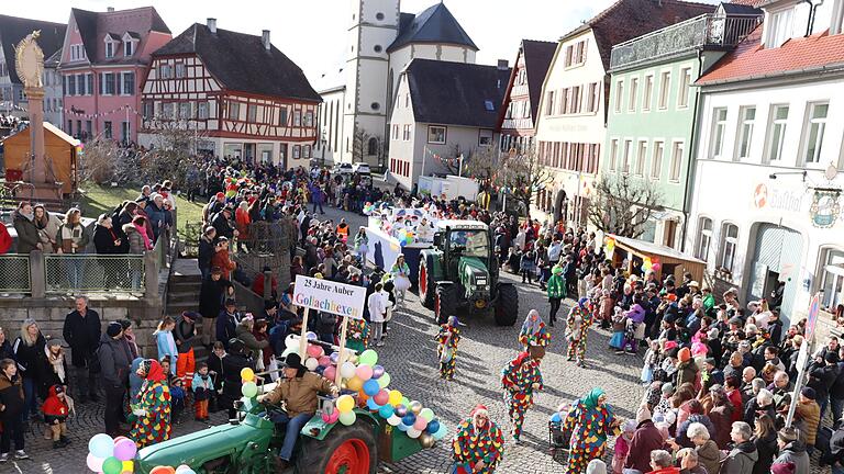 Ausgelassene Stimmung: Viele Zuschauer säumten die Straßen beim Auber Fastnachtszug. Ausgelassene Stimmung: Viele Zuschauer säumten die Straßen beim Auber Fastnachtszug.