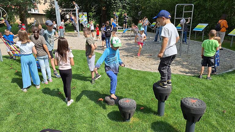 Mehrgenerationenplatz in Bad Brückenau eingeweiht - Die Spielgeräte auf dem Mehrgenerationenplatz in Bad Brückenau waren gleich gut genutzt. Mehrgenerationenplatz in Bad Brückenau eingeweiht - Die Spielgeräte auf dem Mehrgenerationenplatz in Bad Brückenau waren gleich gut genutzt.