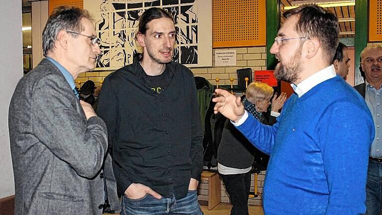 Lebhafte Diskussionen beim Themen-Abend: die Bürgermeister der Streutal-Gemeinden, im Bild Eberhard Streit, Mellrichstadt, links, und Florian Liening-Ewert, Hendungen, rechts, mit Architekt Dominik Wukowojac. Lebhafte Diskussionen beim Themen-Abend: die Bürgermeister der Streutal-Gemeinden, im Bild Eberhard Streit, Mellrichstadt, links, und Florian Liening-Ewert, Hendungen, rechts, mit Architekt Dominik Wukowojac.