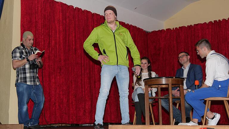 In der letzten Gemeinderatssitzung vor den mit Spannung erwarteten Kommunalwahlen gaben die Bürgermeisterkandidaten gar obskure Wahlversprechen; der omnipräsente Mr. Uwe ist immer dabei. In der letzten Gemeinderatssitzung vor den mit Spannung erwarteten Kommunalwahlen gaben die Bürgermeisterkandidaten gar obskure Wahlversprechen; der omnipräsente Mr. Uwe ist immer dabei.
