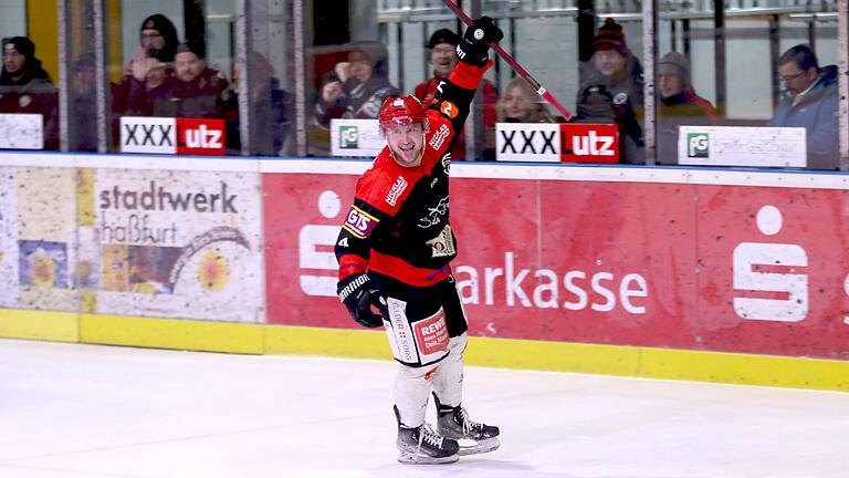 Will wieder jubeln: Michael Stach möchte in Trostberg unbedingt an seine zuletzt gezeigte Leistung gegen Germering anknüpfen. Der 24-jährige Angreifer glaubt derweil fest an den Einzug in die Play-offs. Die Freitagspartie gegen Waldkirchen wurde am Donnerstagabend abgeagt. Will wieder jubeln: Michael Stach möchte in Trostberg unbedingt an seine zuletzt gezeigte Leistung gegen Germering anknüpfen. Der 24-jährige Angreifer glaubt derweil fest an den Einzug in die Play-offs. Die Freitagspartie gegen Waldkirchen wurde am Donnerstagabend abgeagt.