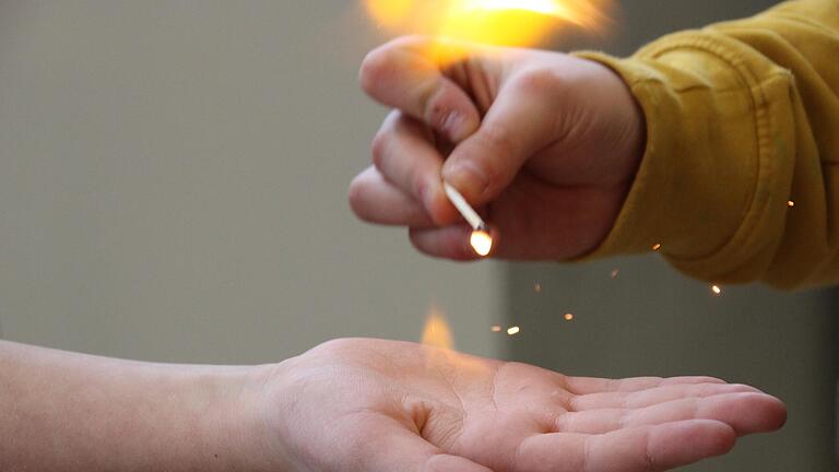 Es wird kurz heiß, dann ist es vorbei: In Sekundenschnelle ist die Nitrocellulose auf der Handfläche mit einer Stichflamme verbrannt.