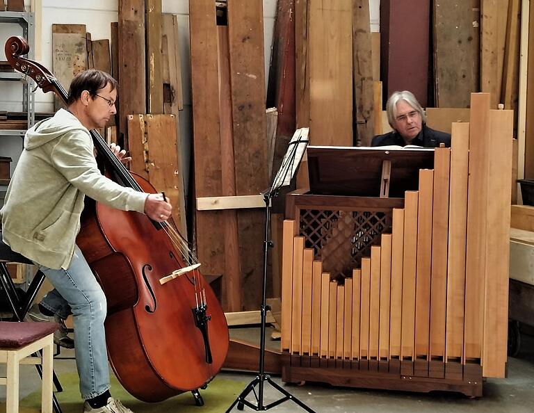 Kontrabassist York Prüfer und Regionalkantor Peter Rottmann servierten den Festgästen musikalische Leckerbissen in der Orgelbauwerkstatt. Kontrabassist York Prüfer und Regionalkantor Peter Rottmann servierten den Festgästen musikalische Leckerbissen in der Orgelbauwerkstatt.