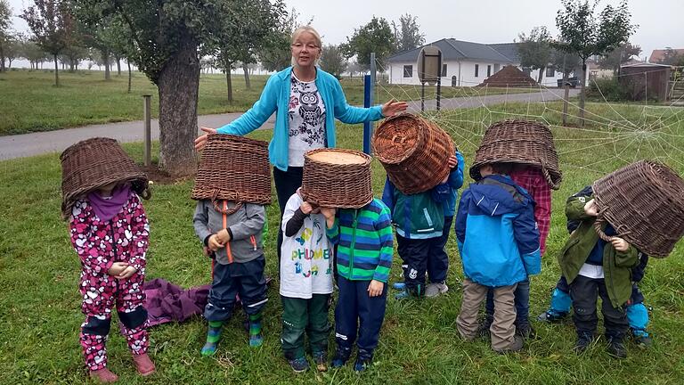 Kinder auf Entdeckungstour: Mit Gästeführerin Linda Schatz haben die Buben und Mädchen auf dem Streuobstweg in Herrnsheim gleich noch mehr Spaß. Aber auch ohne Führung ist es ein toller Rundweg. Kinder auf Entdeckungstour: Mit Gästeführerin Linda Schatz haben die Buben und Mädchen auf dem Streuobstweg in Herrnsheim gleich noch mehr Spaß. Aber auch ohne Führung ist es ein toller Rundweg.