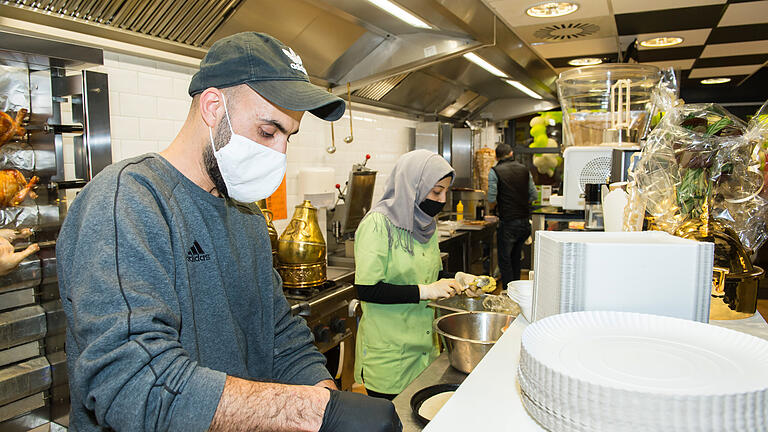 Nach der Arbeit hilft Mohammed Ghadab seiner Ehefrau Rawaa hinter der Theke. Nach der Arbeit hilft Mohammed Ghadab seiner Ehefrau Rawaa hinter der Theke.