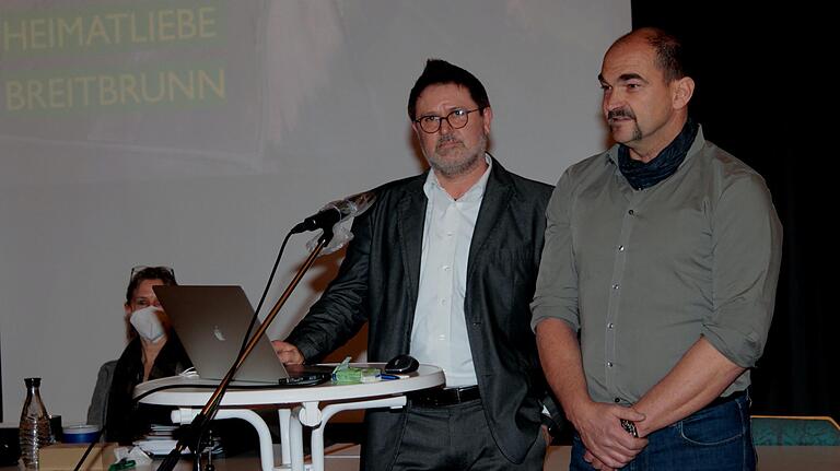 Die Sprecher der Bürgerinitiative: Michael Lang und Jürgen Schmitt (von rechts) bei ihrem Vortrag. Im Hintergrund: Bürgermeisterin Ruth Frank.