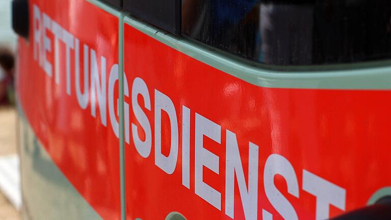 Junger Mann rastet nach Saufgelage in Bad Kissingen aus - und beschädigt einen Rettungswagen       -  Zu einem Einsatz der Einsatzkräfte des Bayerischen Roten Kreuzes ist es am Montag in Bad Kissingen gekommen. Ein Abend mit viel Alkohol endete für einen Mann in der Justizvollzugsanstalt.