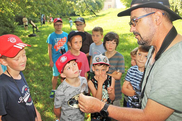 Vogel-Exkursion: Bernhard Dippert (rechts) zeigte den Kindern in Donnersdorf anhand von Federn, welche Vögel dort leben.