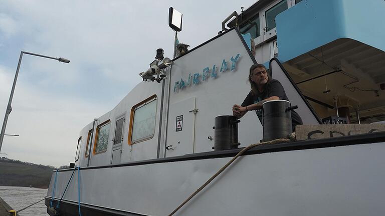 Bernd Koller steckt aufgrund des Hochwassers seit Heiligabend mit seinem Großmotorschiff 'Fairplay' an der Schleuse Himmelstadt fest. Bernd Koller steckt aufgrund des Hochwassers seit Heiligabend mit seinem Großmotorschiff 'Fairplay' an der Schleuse Himmelstadt fest.