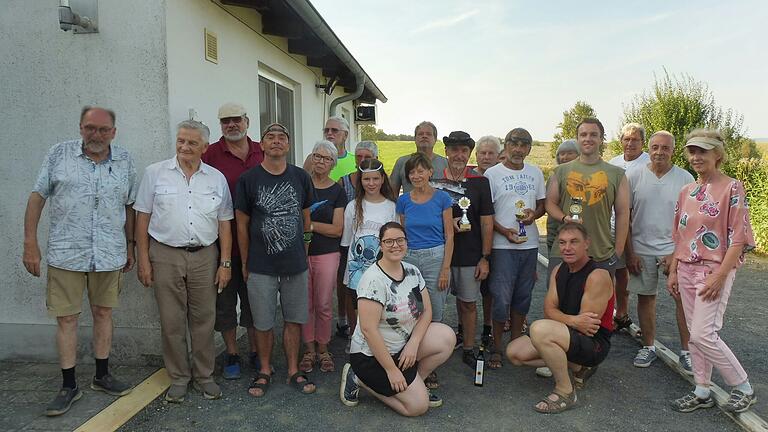 Trotz der tropischen Temperatur haben sich 20 Spieler/innen kürzlich zum 14. Bouleturnier auf dem 'Boulodrome' am Uchenhöfer Sportheim eingefunden. Darunter waren auch einige Neue, die viel Spaß an diesem französischen Nationalsport hatten. Das Turnier war Rainer Brand gewidmet, einem großen Förderer der Boulegruppe, der im Oktober 2023 verstorben ist. Sieger des Turniers wurde Harry Iskrzycki. Der zweite Platz ging an den Neuling Thomas Gräf. Dritter wurde Manuel Gräf. Organisiert wurde das Turnier von der Boulegruppe des TSV-Uchenhofen. Auf dem Foto die Teilnehmer des 14. Bouleturniers.