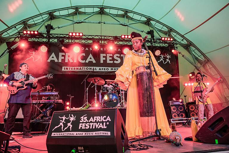 Fafa Ruffino aus Benin begeisterte das Publikum beim Internationalen Africa Festival 2024 auf den Mainwiesen in Würzburg. Fafa Ruffino aus Benin begeisterte das Publikum beim Internationalen Africa Festival 2024 auf den Mainwiesen in Würzburg.