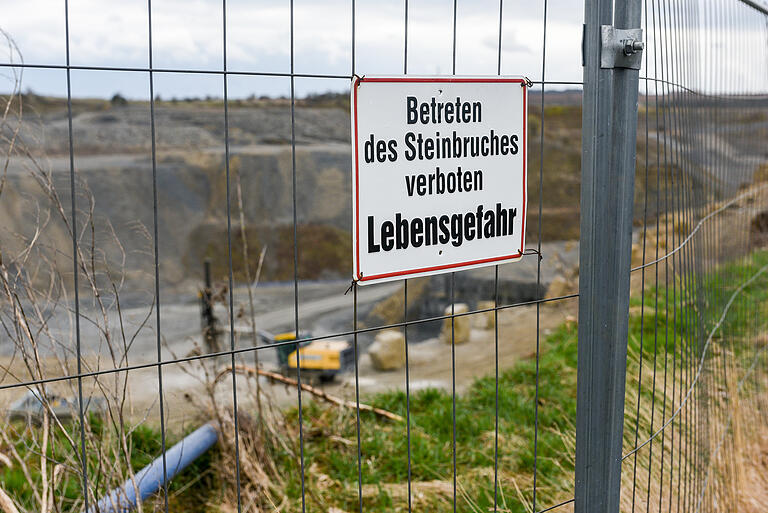 Umweltskandal im Schotterwerk: Die Betreiberfirma ist nun bereit, den illegal abgelagerten Straßenaufbruch auszubauen und zu entsorgen.