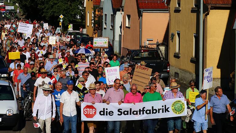Rund fünfhundert Wiesentheider Bürgerinnen und Bürger standen demonstrativ auf, zogen lautstark durch ihre Ortschaft und zeigten mit ihrem Protestmarsch ganz klar, die Salatfabrik will hier niemand haben. Rund fünfhundert Wiesentheider Bürgerinnen und Bürger standen demonstrativ auf, zogen lautstark durch ihre Ortschaft und zeigten mit ihrem Protestmarsch ganz klar, die Salatfabrik will hier niemand haben.