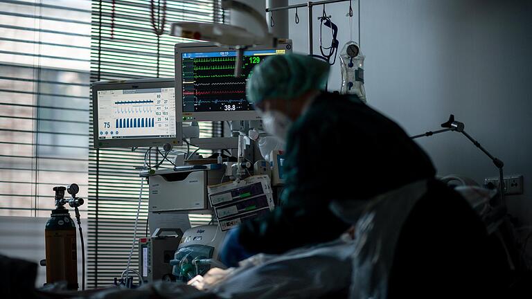 Die Intensivbetten werden knapp. In der Region Main-Rhön stehen aktuell 109 Plätze mit Beatmungsmöglichkeit zur Verfügung. 106 sind belegt, 34 davon mit Covid-Patienten. Die Intensivbetten werden knapp. In der Region Main-Rhön stehen aktuell 109 Plätze mit Beatmungsmöglichkeit zur Verfügung. 106 sind belegt, 34 davon mit Covid-Patienten. 