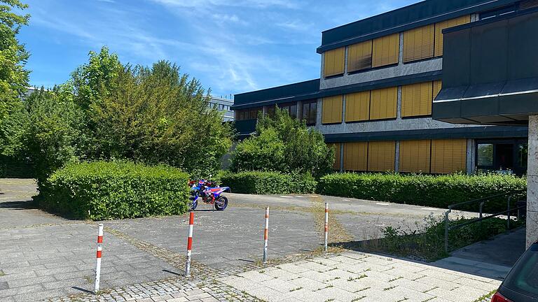 Die Außenanlage der Wirtschaftsschule in Bad Neustadt. Die Außenanlage der Wirtschaftsschule in Bad Neustadt.