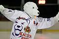 Maskottchen Olaf des ESV Würzburg dreht seine Runden auf der Eisbahn am Nigglweg. Die Würzburger Eishockey-Mannschaft, die Eisbären, startet am 1. November in die neue Bezirksliga-Saison.