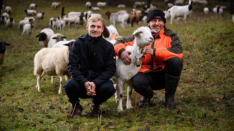 Andreas Hartmann lebt inzwischen von seinen Schafen und Ziegen. Sohn Yannik hat sich nach dem Abi auch für die Landwirtschaft entschieden. Mit dabei: Leitziege Mecki, die einst mit der Flasche großgezogen wurde.