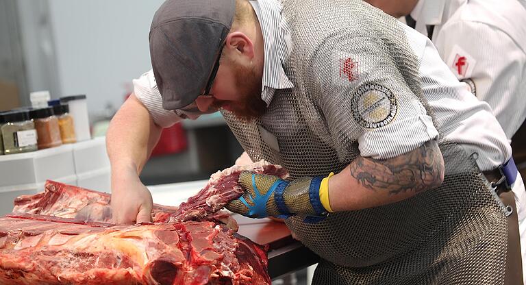 Zerlegen unter Zeitdruck: 2018 startete erstmals eine deutsche Mannschaft unter dem Namen 'The Butcher Wolf Pack' bei der World Butchers' Challenge (WBC) im nordirischen Belfast. Zerlegen unter Zeitdruck: 2018 startete erstmals eine deutsche Mannschaft unter dem Namen 'The Butcher Wolf Pack' bei der World Butchers' Challenge (WBC) im nordirischen Belfast.