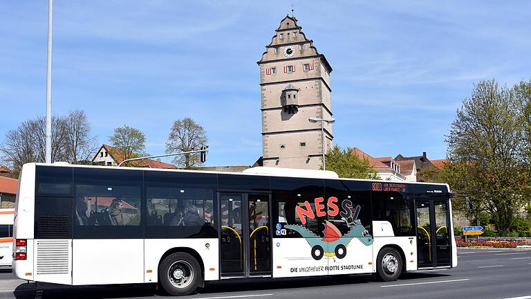 Die Nessi fährt jetzt schon 25 Jahre vor dem Hintergrund des Hohntors in Bad Neustadt. Die Nessi fährt jetzt schon 25 Jahre vor dem Hintergrund des Hohntors in Bad Neustadt. 