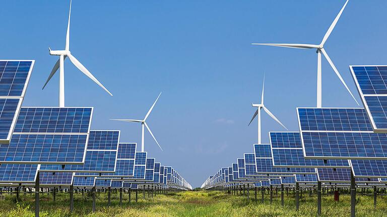 Photovoltaikanlagen und Windkraftanlagen produzieren umweltfreundlichen Strom. Photovoltaikanlagen und Windkraftanlagen produzieren umweltfreundlichen Strom.