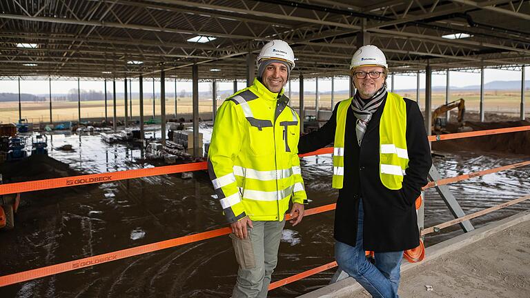 Sind zufrieden mit dem Baufortschritt auf der Schäflein-Baustelle in Gerolzhofen: Vorstandsvorsitzender Achim Schäflein (rechts) und Bauleiter Alireza Sadeghnia vom Generalunternehmer Goldbeck. Voraussichtlich schon im Laufe des Aprils wird ein erster Teilbereich in Betrieb gehen. Sind zufrieden mit dem Baufortschritt auf der Schäflein-Baustelle in Gerolzhofen: Vorstandsvorsitzender Achim Schäflein (rechts) und Bauleiter Alireza Sadeghnia vom Generalunternehmer Goldbeck. Voraussichtlich schon im Laufe des Aprils wird ein erster Teilbereich in Betrieb gehen.